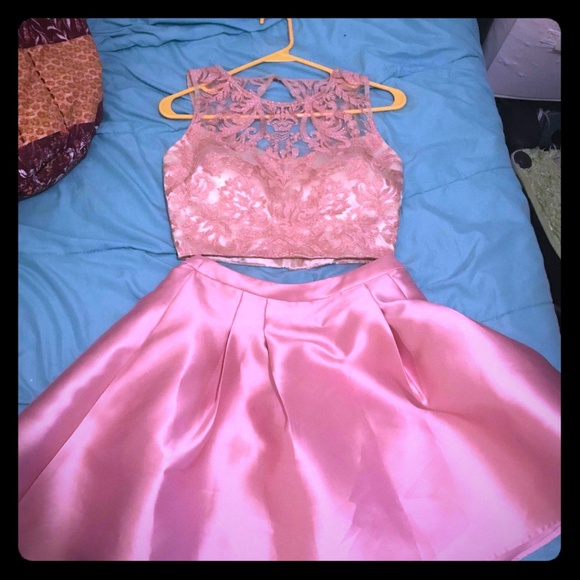 Formal dress - Picture 1 of 7